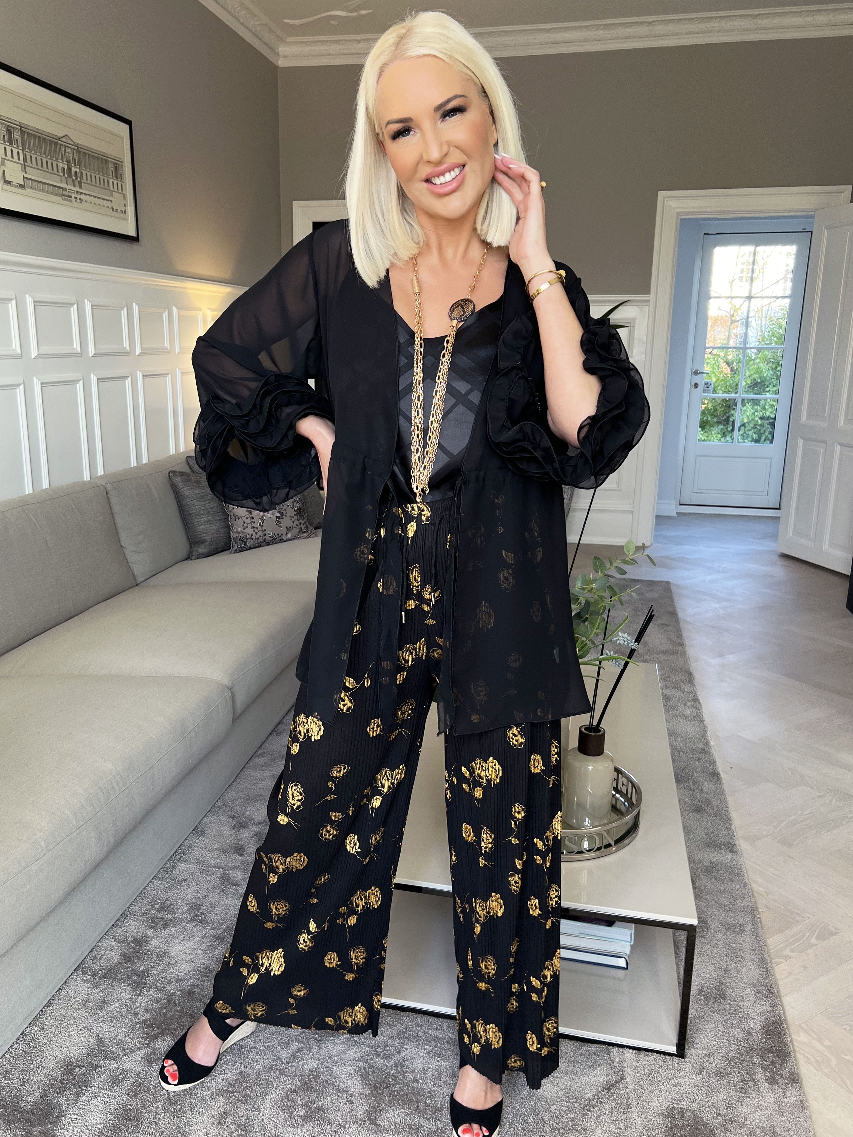 Alpha - Plisserade byxor med guldblommor